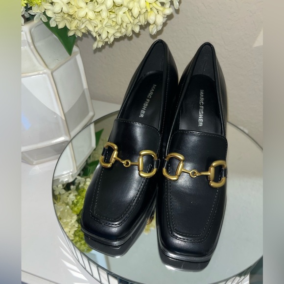 Marc Fisher Women's Harlae Pump, black with goldtone hardware - Picture 1 of 10